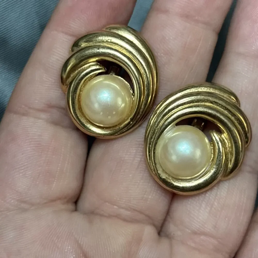 Vintage 1980s Richelieu Faux Pearl Stud Earrings Wave & Pearl Gold Tone 1” Wide